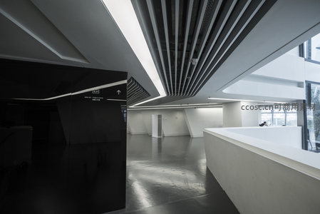 开放式办公区前台与挑高天花板设计