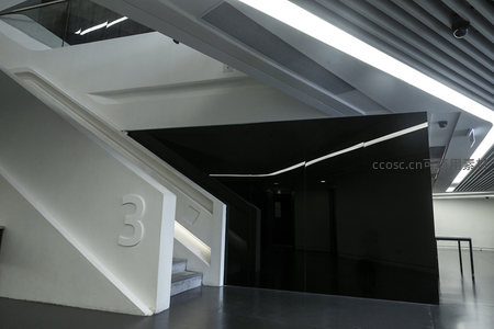 现代建筑内部楼梯与光影设计