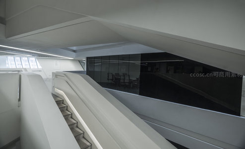 通透玻璃隔断与楼梯空间