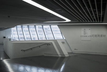 大窗采光下的现代中庭设计