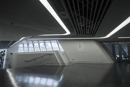 科技感十足的办公动线空间