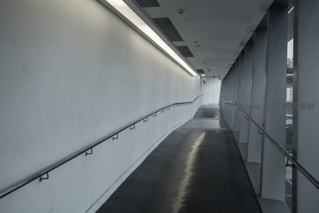 极简主义风格的空旷走廊
