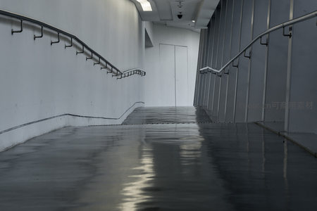 镜面地面反射的现代楼梯间