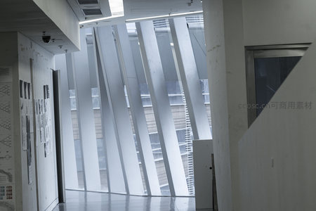 倾斜窗格透入的明亮中庭