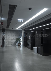 现代办公楼走廊，简约设计与光影艺术