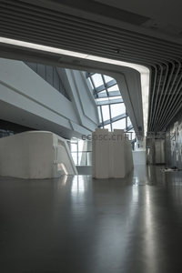 未来感室内空间，曲线天花板与自然光