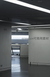 地下停车场入口，工业风与线条美感