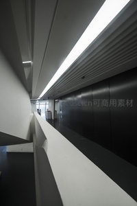 黑白对比走廊，几何线条与空间延伸