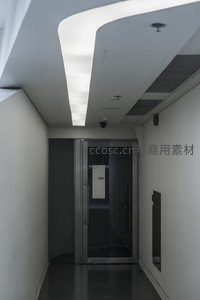 狭长通道尽头，玻璃门与数字标识