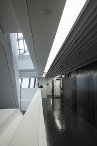 现代办公空间的极简主义走廊