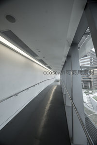 通透长廊连接内外的城市视角