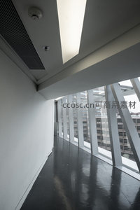 简约过道中的都市剪影