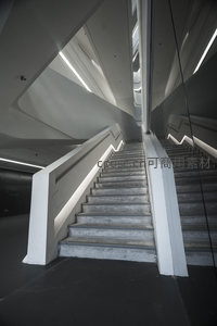 现代建筑中的流线型楼梯设计