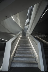 向上延伸的混凝土阶梯