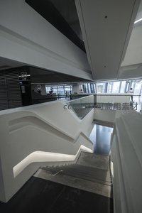 多层挑空空间中的蜿蜒楼梯