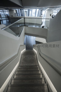 俯瞰视角下的多层次楼梯结构