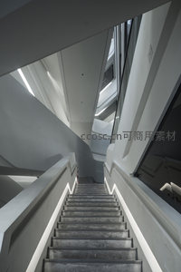 现代建筑中的几何楼梯光影