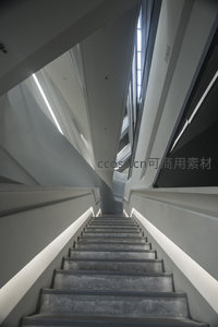 极简主义楼梯的向上延伸