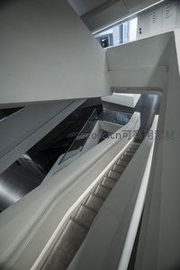 俯瞰交错楼梯的立体结构