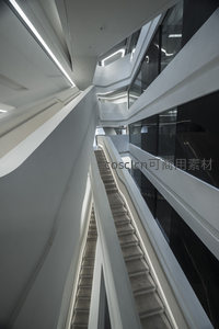 螺旋上升的现代建筑中庭