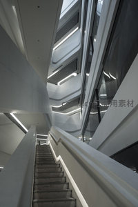 白色空间中的螺旋上升阶梯