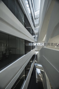 玻璃幕墙与白色结构的对话