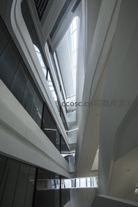 天窗洒下的光束穿透建筑核心