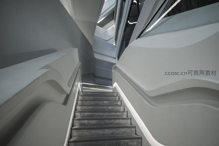 混凝土阶梯与流体造型扶手