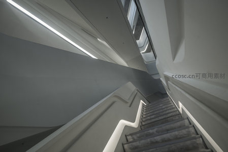 现代建筑中的流线型楼梯设计