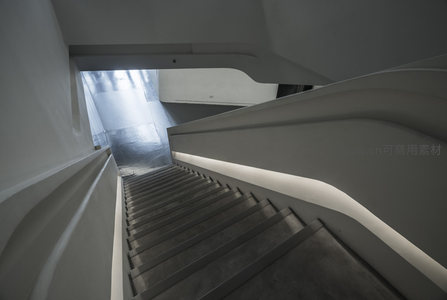 光影交错的极简主义楼梯
