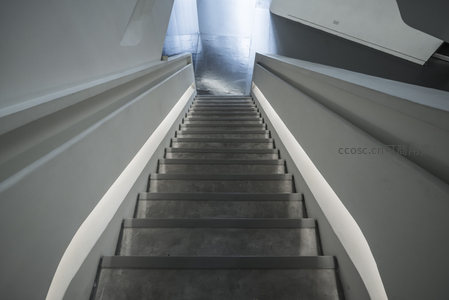 通向光明的现代楼梯通道