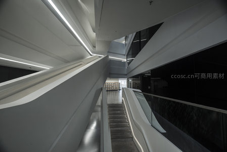 多层空间中的建筑美学楼梯