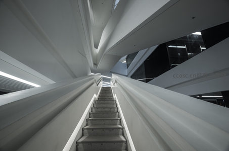 仰望未来感十足的建筑楼梯