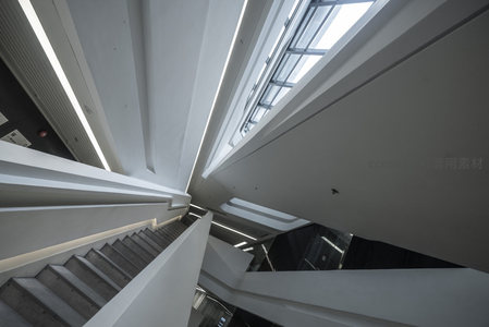现代建筑内部楼梯与光影的几何美学