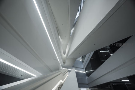 极简主义建筑中光与结构的交响曲