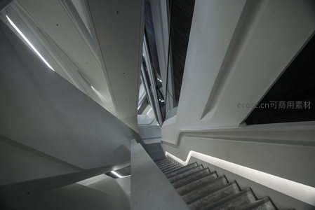 螺旋上升的楼梯与光影交织的视觉盛宴