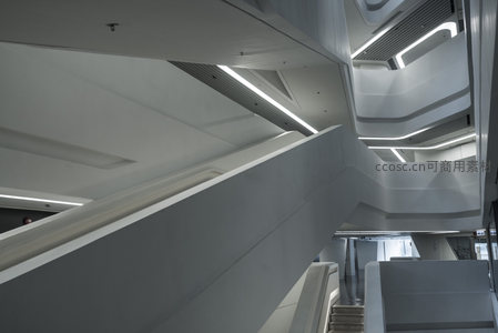 多层挑高空间中的流动线条与光影游戏