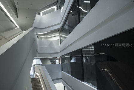 玻璃幕墙与白色曲线构成的现代空间诗篇
