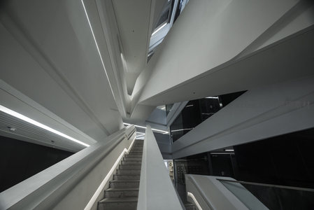 现代建筑内部楼梯的几何美学