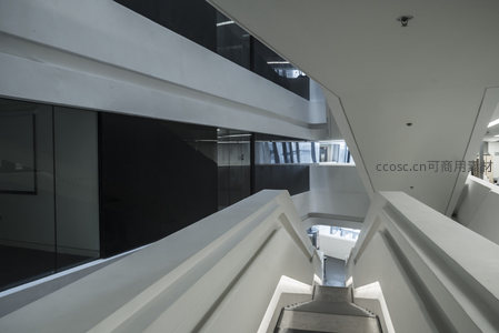 白色曲面与深色玻璃的视觉对话