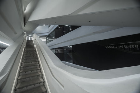 混凝土台阶与白色扶手的工业风