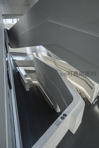 极简主义风格的白色螺旋楼梯