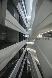 多层办公空间的开放式中庭设计