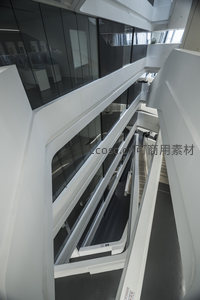 现代建筑内部流线型楼梯与玻璃幕墙
