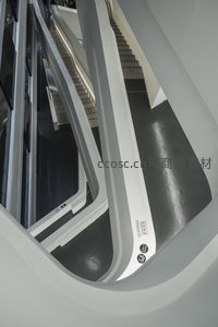 俯瞰视角下的自动扶梯几何艺术