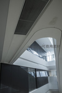 弧形天花板与通透玻璃的光影对话