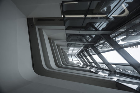镜面天花板反射出的未来感通道