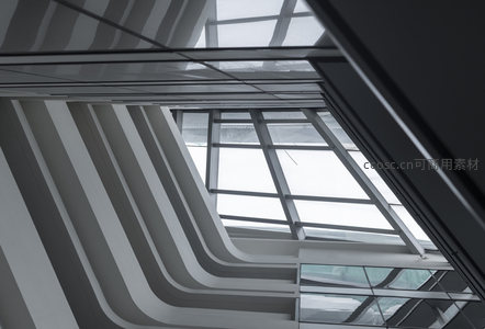 白色曲线结构与玻璃天窗的和谐构图