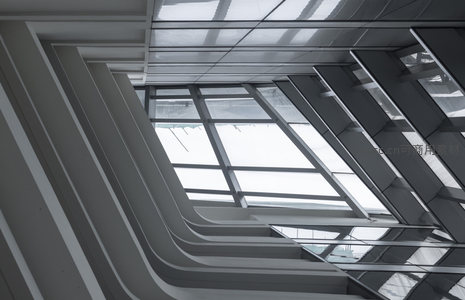 建筑内部斜向玻璃屋顶的抽象美感