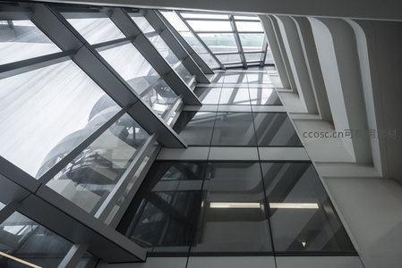 镜面反射与玻璃结构交织的建筑空间
